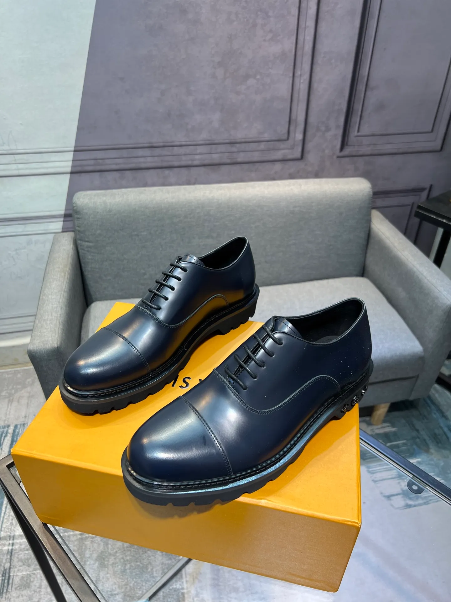 Men's shoes 💰820 [LV] - High-end quality - Upper: 🔝 tumbled cowhide, Nappa cowhide, brand logo sewn on shoe body - Lining: cowhide, foot pads; water-dyed cowhide - Outsole: TPR·rubber foam; two-color molded outsole -Super high quality control·Fine workmanship: highlighted (high-end·luxury·grade) -Size: 39-44 (38 45 can be customized)
